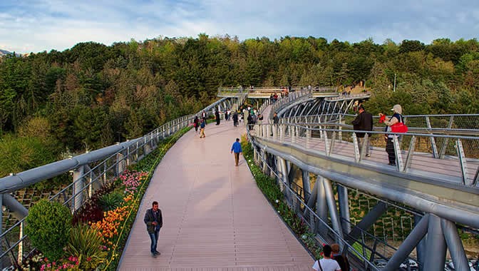 پل طبیعت کجاست- پل طبیعت تهران-عکس پل طبیعت-سازنده پل طبیعت-پل طبیعت با مترو-پل طبیعت در شب