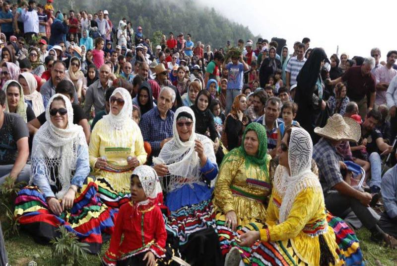 نشستن زنان در جشن با لباس محلی