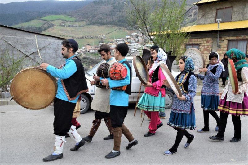 جشن و سرور زنان و مردان با لباس محلی