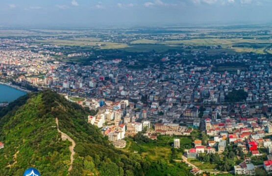 بام سبز لاهیجان در شب-بام لاهیجان -بام سبز لاهیجان کجاست-آدرس بام سبز لاهیجان-بام سبز لاهیجان چند پله دارد-تفریحات بام سبز لاهیجان- (۲)
