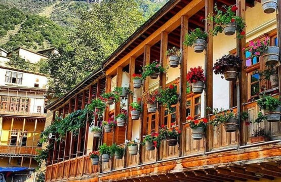 ماسوله کجاست شهری از خانه های پلکانی در گیلان است روستای ماسوله با جاذبه های دیدنی آبشار کوشم موزه مردم شناسی بازار مقصد صدها تور و محل اجاره و اقامت گردشگری