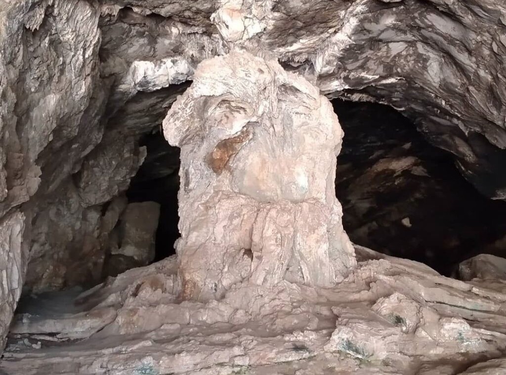 غار رشی تپه رشی روستای رشی رودبار تپه رودبار عکس غار رشی رودبار روستا تپه باستانی رشی (۱)