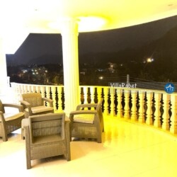 اجاره ویلا در جنگل جیسا؛ اقامت در دل طبیعت حتی تصور اقامت در دل طبیعتی بکر و خوش آب و هوا آدم را سر ذوق می¬آورد. درختان تنومند و چندین ساله و به طور کلی پوشش گیاهی متنوع باعث شده جنگل جیسا را به عنوان بهشت مازندران بشناسند. با اجاره ویلا در جنگل جیسا به ماجراجویی تبدیل می¬شوید و از لحظه لحظه سفر لذت می¬برید با این تفاوت که تمامی امکانات در اختیار شما قرار دارد. در ادامه به جزئیات بیشتری اشاره می¬کنیم. موقعیت دقیق جنگل جیسا یکی از جاذبه های گردشگری کلارآباد واقع در استان مازندران است. از آنجایی که مازندران یکی از سرسبزترین استان ها است، در گردشگرپذیری رتبه اول را دارد و هر ساله عده زیادی به این استان سفر می کنند. از آنجایی که این استان تحت تاثیر ارتفاعات البرز و دریا قرار دارد، از آب و هوای معتدل و مطلوبی برخوردار است. در غرب و در 15 کیلومتری مازندران، کلارآباد قرار دارد که از آن به عنوان منطقه توریستی یاد می¬شود. جنگل جیسا، آب و هوای معتدل و مراکز تجاری بین المللی، هر کسی را به اقامت در این منطقه ترغیب می¬کند. از دلایلی که در کلارآباد ویلا سازی به تعداد زیاد انجام شده می¬توانیم به فاصله کم این شهر با نمک آبرود، کلاردشت و شهرهای توریستی دیگر اشاره کنیم. از همه مهم تر، کلارآباد در دامنه کوه های البرز قرار دارد و به دریای زیبای خزر متصل می¬شود که این موضوع به جذابیت این منطقه افزوده است. یکی از جاذبه های گردشگری منحصر به فرد کلار آباد، جنگل جیسا می¬باشد. حتی تماشای تصاویر این جنگل بکر کافیست تا برای اجاره ویلا در جنگل جیسا اقدام کنید. جنگل جیسا اجاره ویلا در جنگل جیسا بعد از خواندن پاراگراف های قبلی احتمالا مشتاق شده اید که از نزدیک زیبایی های جیسا را ببینید. کافیست به سایت ما مراجعه کنید و برای ثبت خاطره ای ماندگار به اجاره ویلا در جنگل جیسا بپردازید.